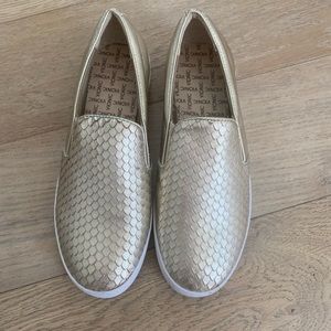 Vionic scalloped slip on sneaker gold size 8
